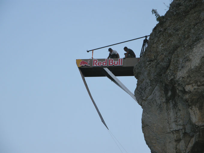 Підготовка майданчика для стрибків Red Bull Cliff Diving